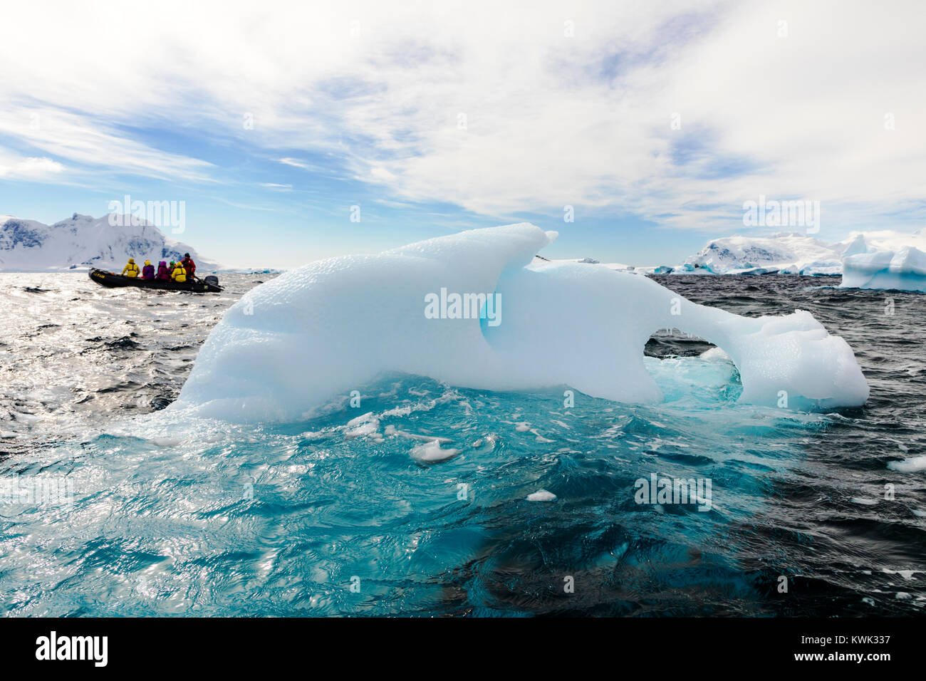 Les grands bateaux Zodiac gonflable alpinisme navette skieurs à l'Antarctique de l'aventurier de l'océan des navires à passagers Banque D'Images