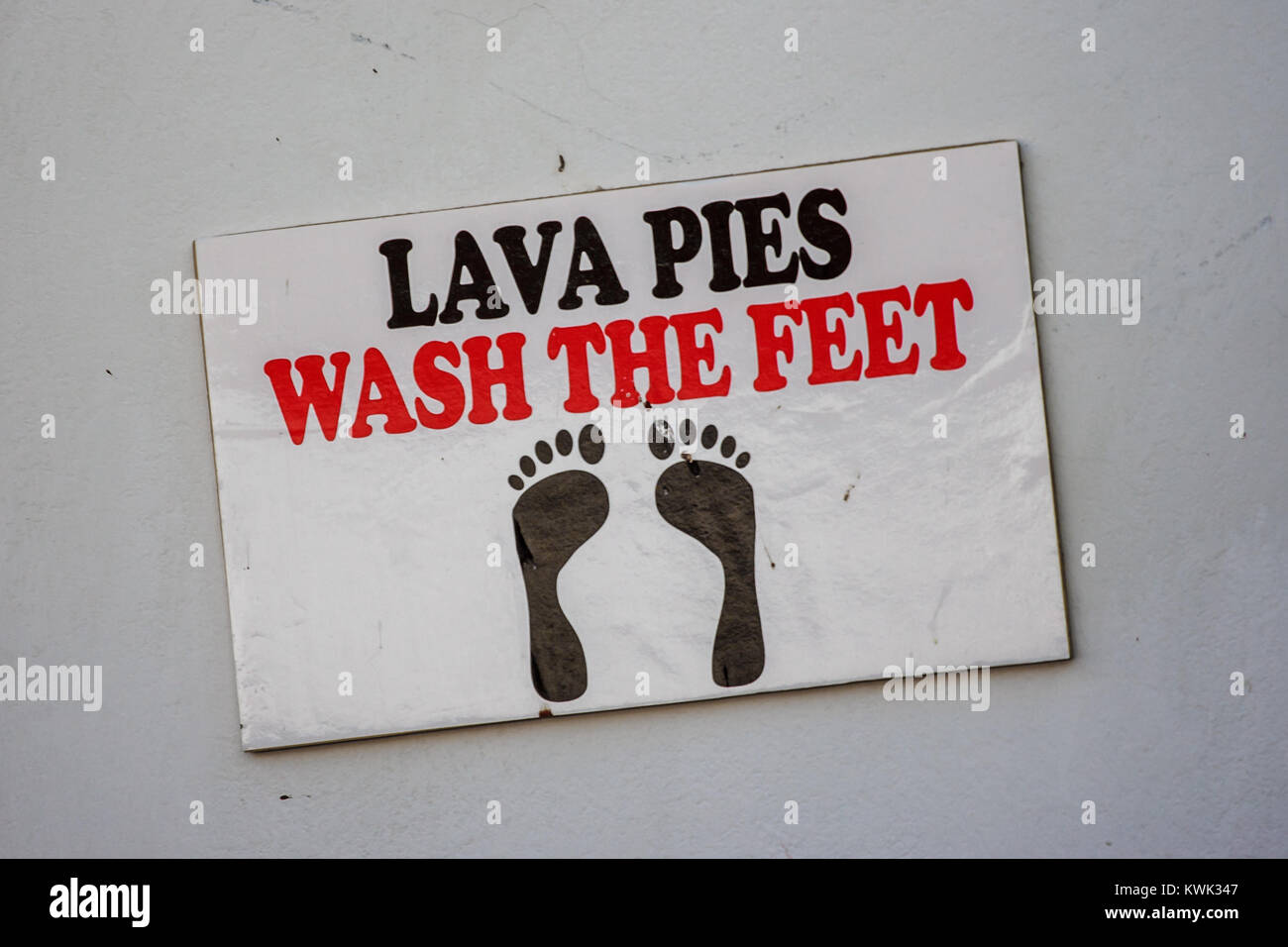 Panneau disant "laver les pieds" en mauvais français dans une piscine, Huacachina, Ica, Pérou Banque D'Images