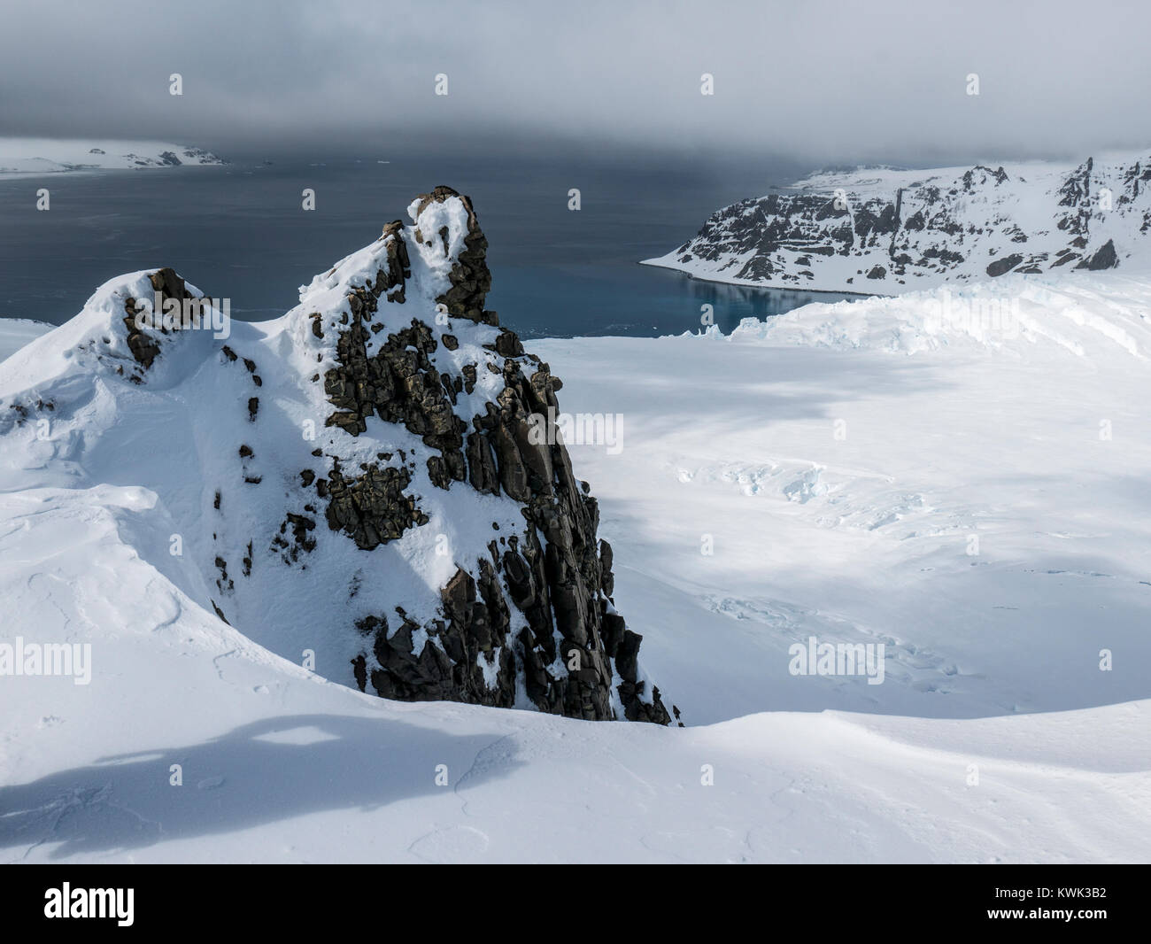 De la neige et de la glace antarctique couverte ; paysage Admiralty Bay ; l'île du Roi George Banque D'Images