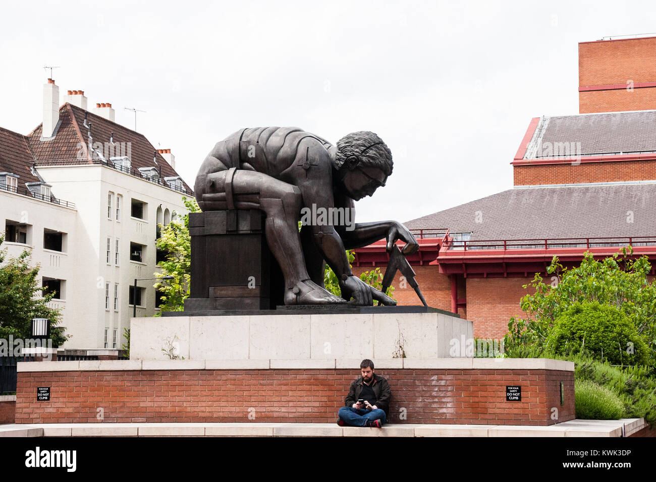 La grande sculpture en bronze de Newton, parfois connu sous le nom de Newton après Blake, est un travail de 1995 par le sculpteur Eduardo Paolozzi. Banque D'Images