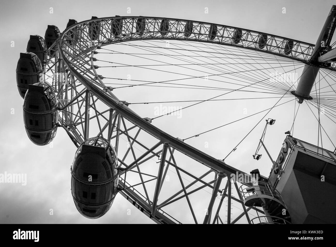 Le London Eye est une grande roue sur la rive sud. Il est de 443 pieds de haut et a un diamètre de 394 ft. En 2000, c'est le plus haut du monde volant. Banque D'Images