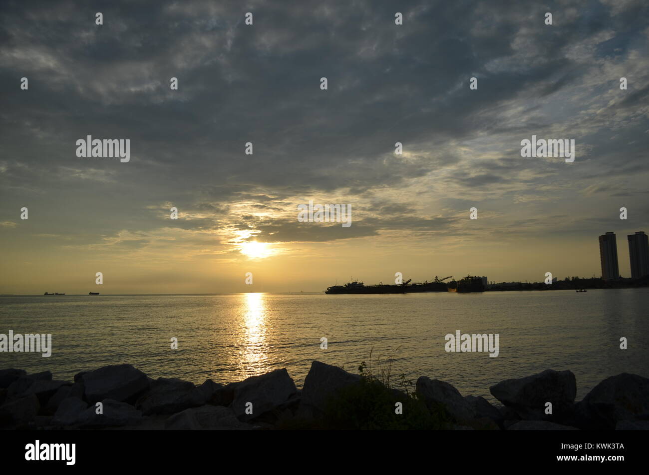 Vue panoramique sur les rayons du soleil à Klebang Beach, Malaisie Banque D'Images