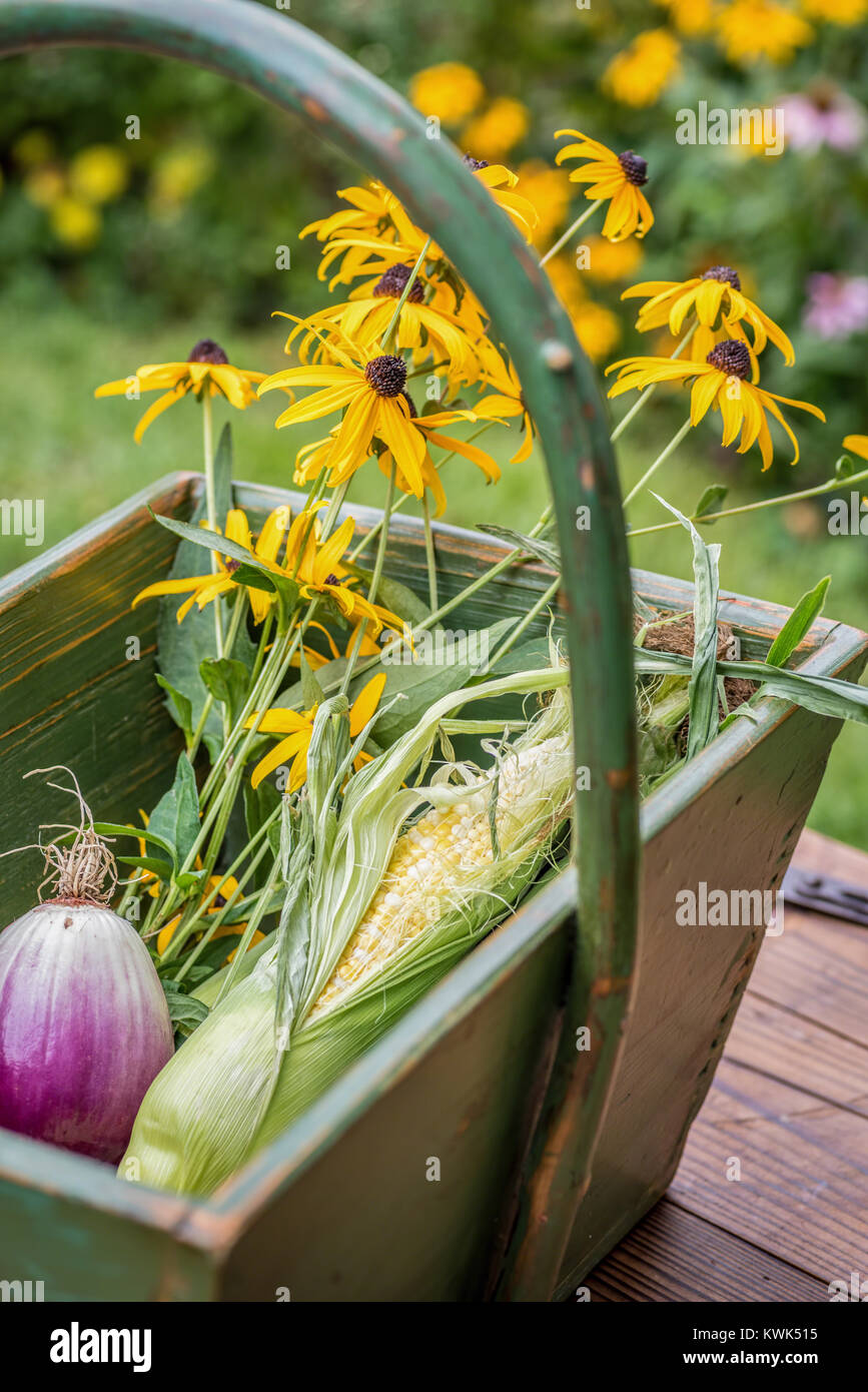 Bois amish a panier avec fleurs et légumes Banque D'Images