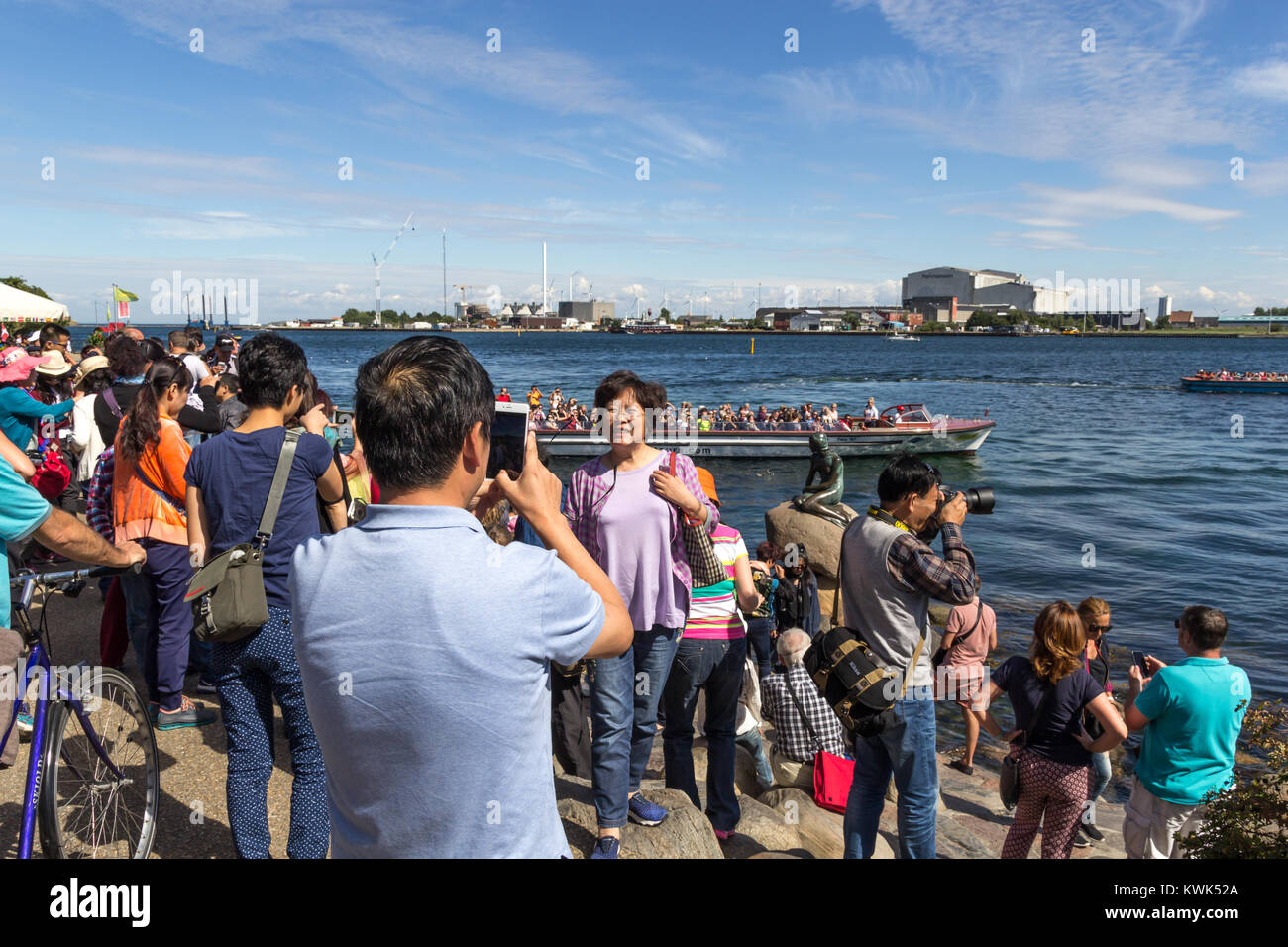 Les touristes par La Petite Sirène (statue en bronze d'Edvard Eriksen, 1913), Copenhague, Danemark Banque D'Images