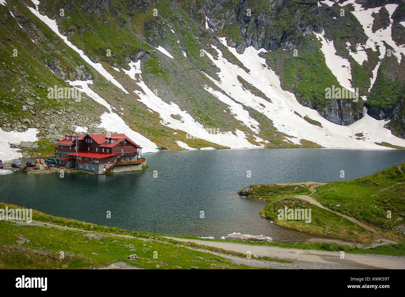Vue panoramique de Balea Lac et montagnes de Fagaras avec cabine arrière-plan Banque D'Images