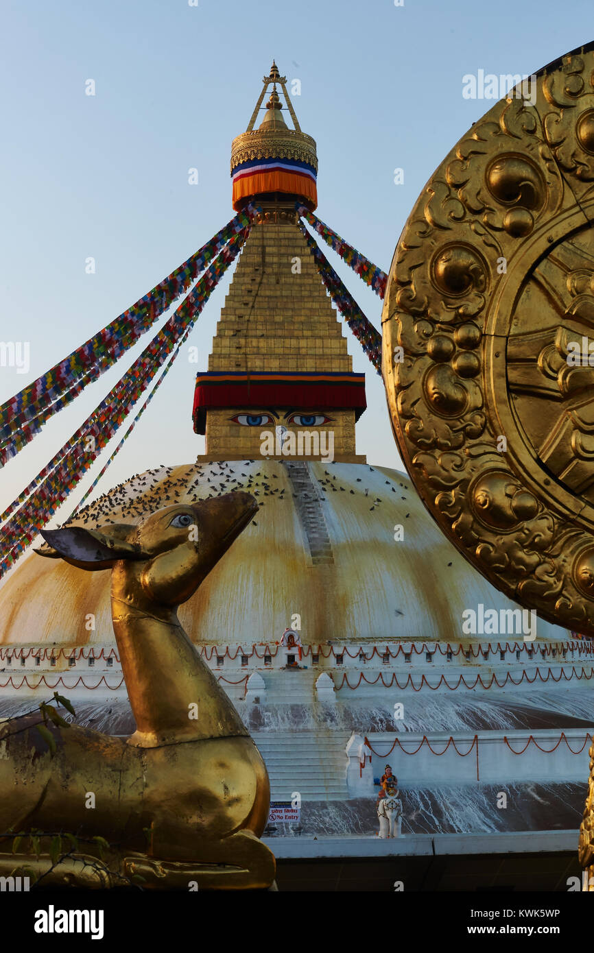 Golden deer bouddhiste et roue de la vie en face de Stupa Boudhanath, Katmandou, Népal Banque D'Images