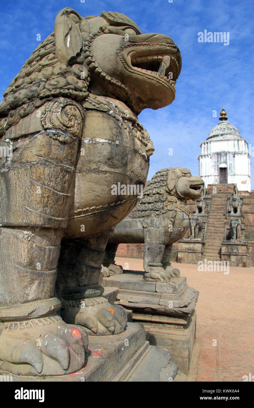 Gros lions sur le Durbar Square de Bhaktapur, Népal Banque D'Images