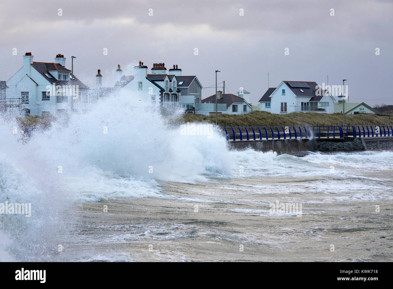 Vagues se briser sur la côte et mer à Treaddur Bay en raison de la tempête Eleanor qui a de grosses vagues à la côte nord du Pays de Galles, Royaume-Uni Banque D'Images