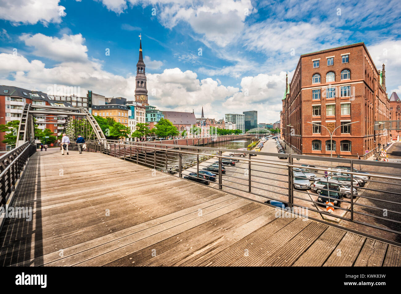 Vue panoramique du centre-ville de Hambourg avec Speicherstadt historique quartier d'entrepôts et de la vieille église de St Catherine (Katharinenkirche), l'un des cinq Banque D'Images