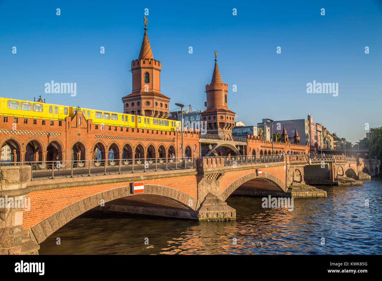 Classic vue panoramique de célèbre pont Oberbaum historique avec Berliner U-Bahn traversant la rivière Spree sur une belle journée ensoleillée en Berlin, Allemagne Banque D'Images