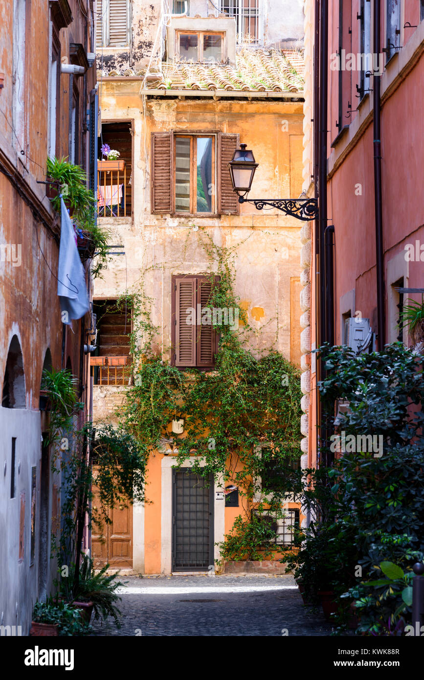 Vieille maison traditionnelle italienne peint en couleur ocre dans un quartier pittoresque de Trastevere Banque D'Images