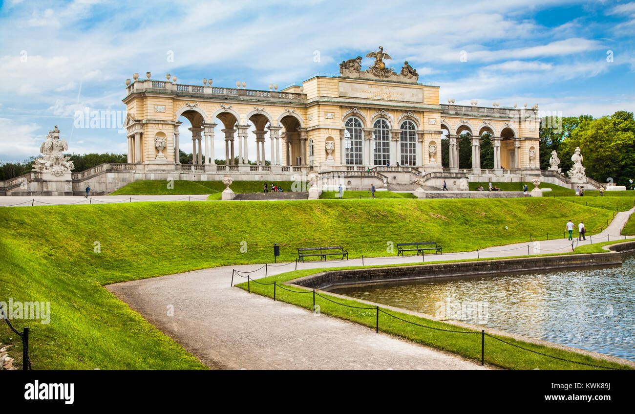 Belle vue de la célèbre chapelle du château de Schönbrunn et ses jardins à Vienne, Autriche Banque D'Images