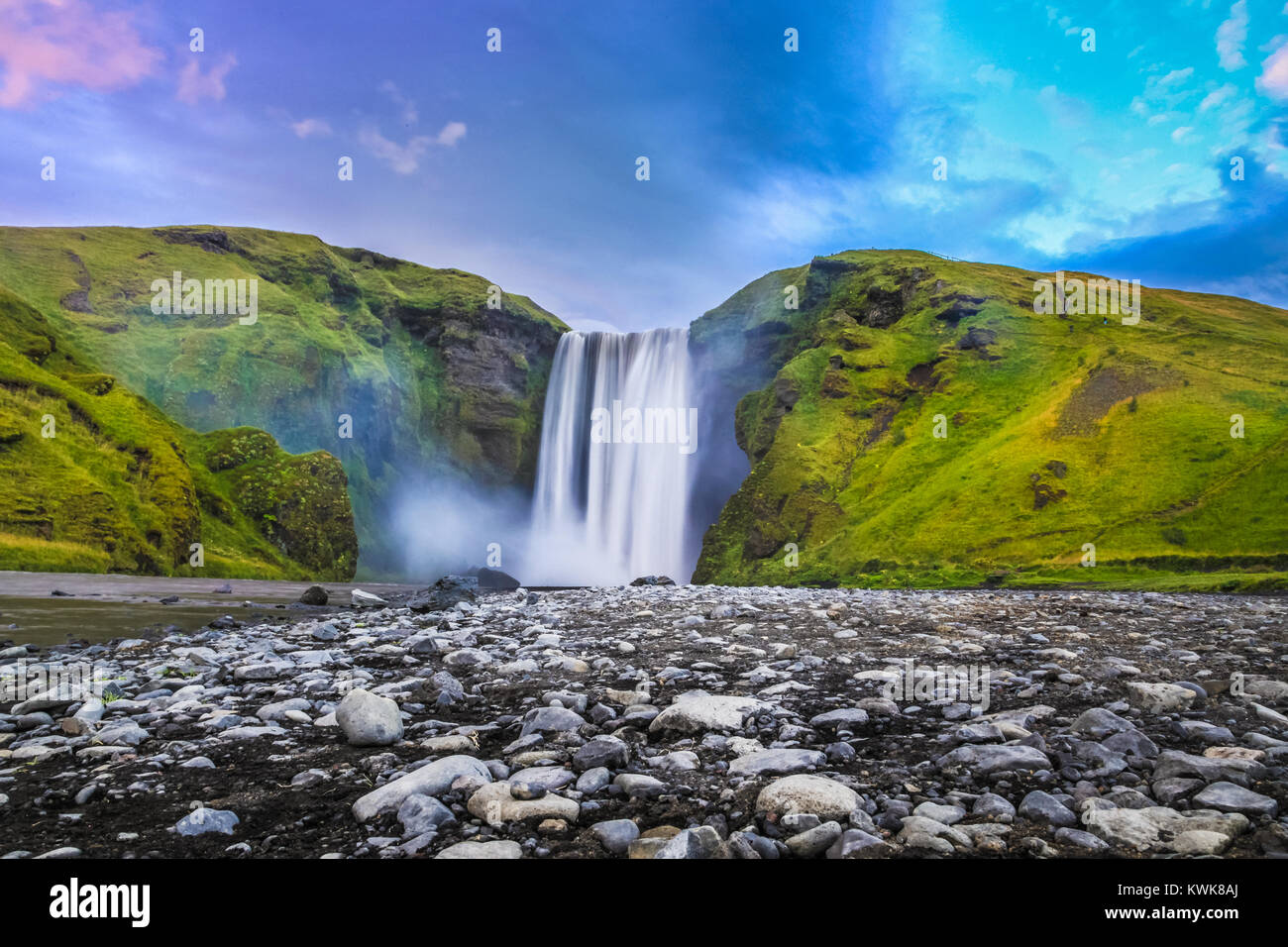 Vue d'exposition longue classique de la célèbre cascade de Skogafoss magnifique crépuscule pendant heure bleue au crépuscule en été, Skogar, au sud de l'Islande Banque D'Images