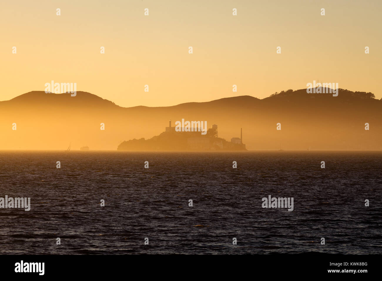 Belle vue sur l'île d'Alcatraz célèbre majestueux golden illuminée en lumière du soir au coucher du soleil en été, la baie de San Francisco, Californie, USA Banque D'Images