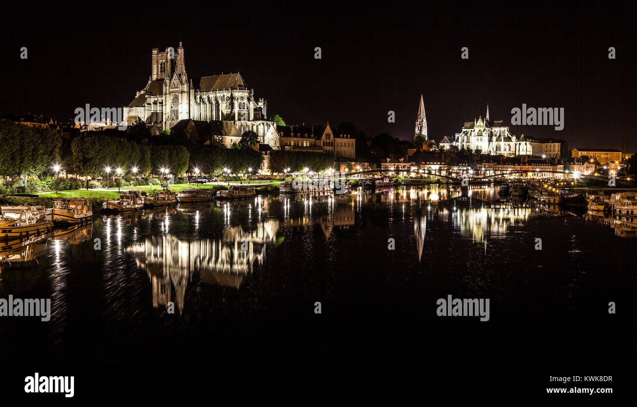 Belle vue sur la ville historique d'Auxerre se reflétant dans la rivière Yonne la nuit, Bourgogne, France Banque D'Images