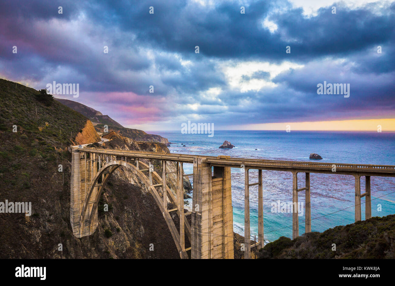 Scenic view of historic Bixby Creek Bridge le long de la route 1 à renommée mondiale au crépuscule, Big Sur, Californie, USA Banque D'Images