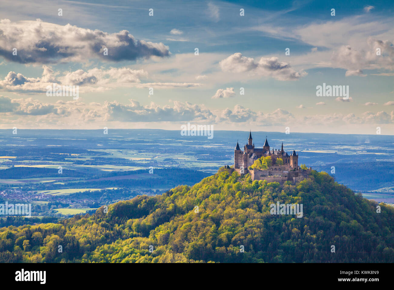 Vue aérienne du Château de Hohenzollern, célèbre siège ancestral de la maison impériale des Hohenzollern et l'un des châteaux les plus visités d'Europe, Allemagne Banque D'Images