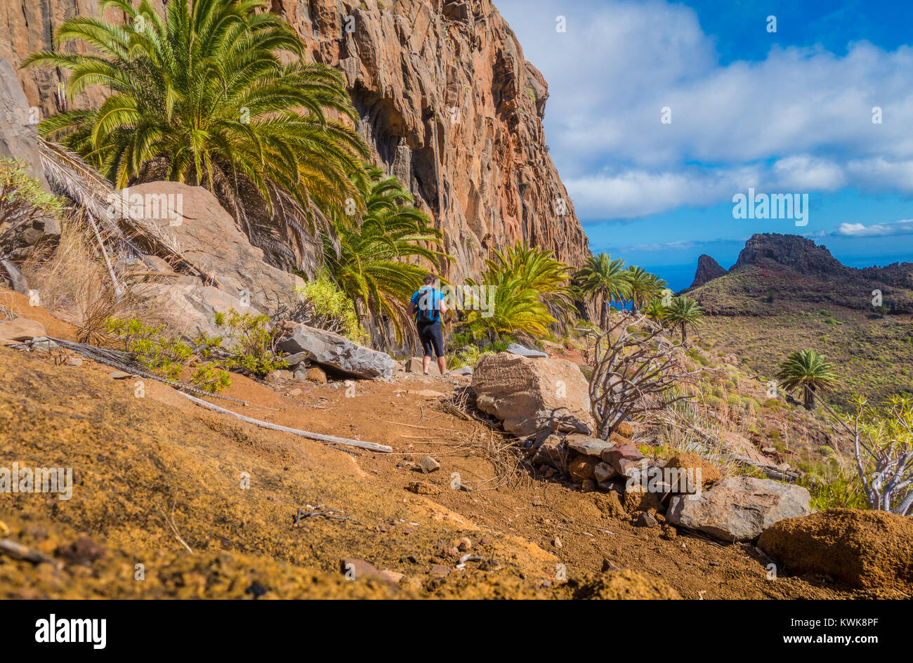 Belle vue de la randonnée touristique mâle dans un paysage exotique avec l'océan Atlantique en arrière-plan sur les îles Canaries, Espagne Banque D'Images