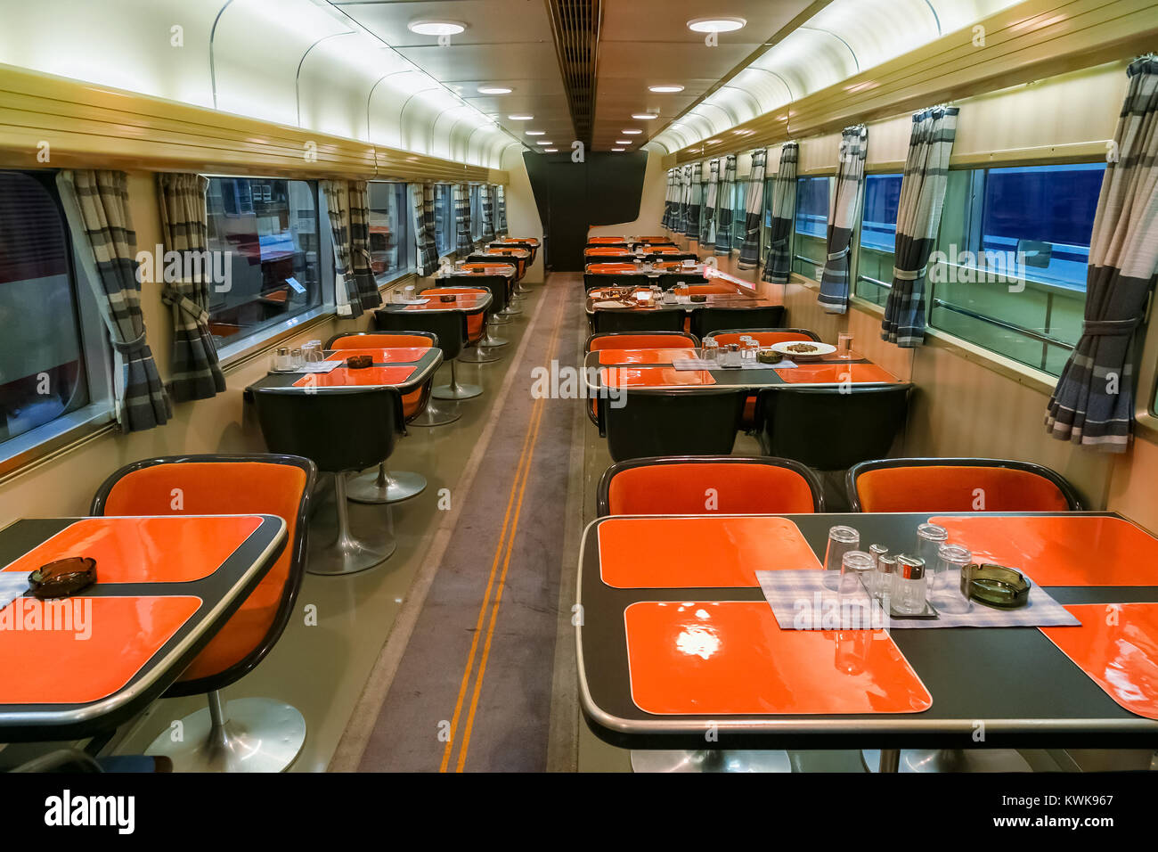 NAGOYA, JAPON - 18 NOVEMBRE 2015 : Intérieur d'une salle à manger à l'intérieur d'un Shinkansen à l'SCMaglev et Railway Park qui dispose de 39 des liaisons ferroviaires Banque D'Images