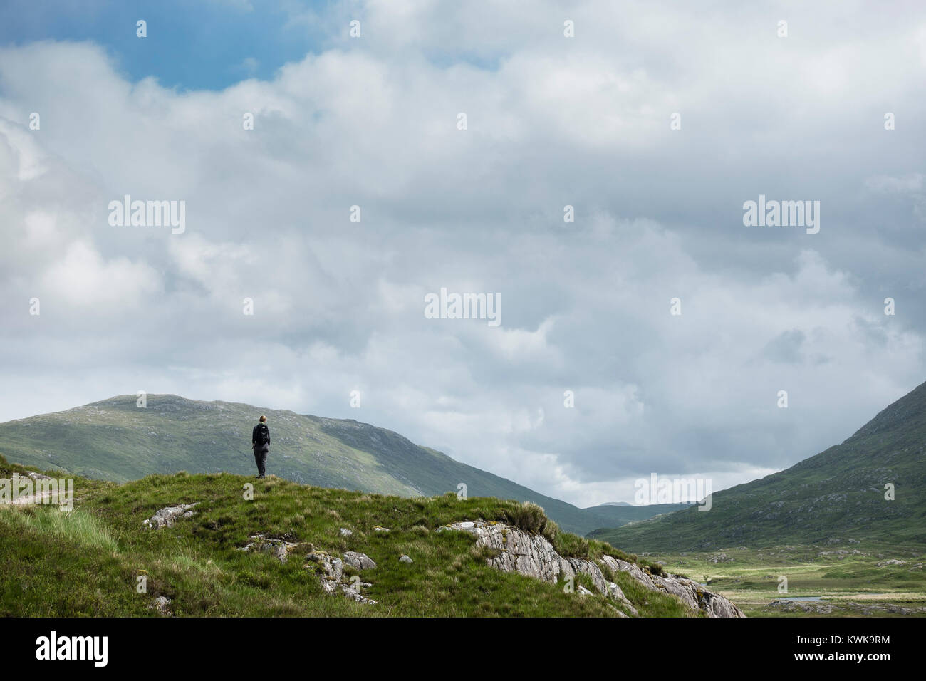 Promeneur solitaire sur la colline, Glen Noir, Morvern, Highlands, Scotland, UK Banque D'Images