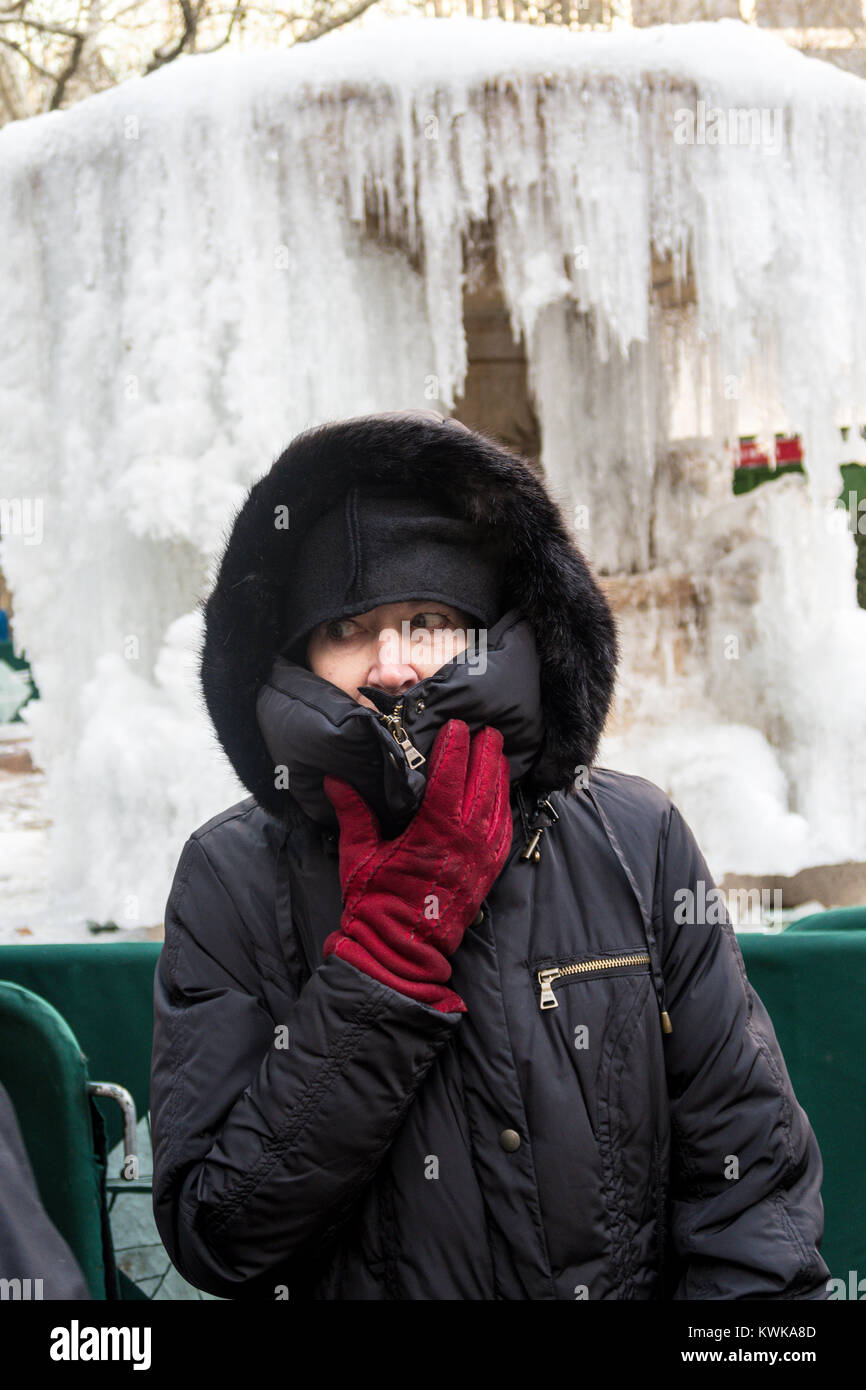 Senior Woman in front of the Frozen Josephine Shaw Lowell Memorial Fountain in Bryant Park, New York, USA Banque D'Images