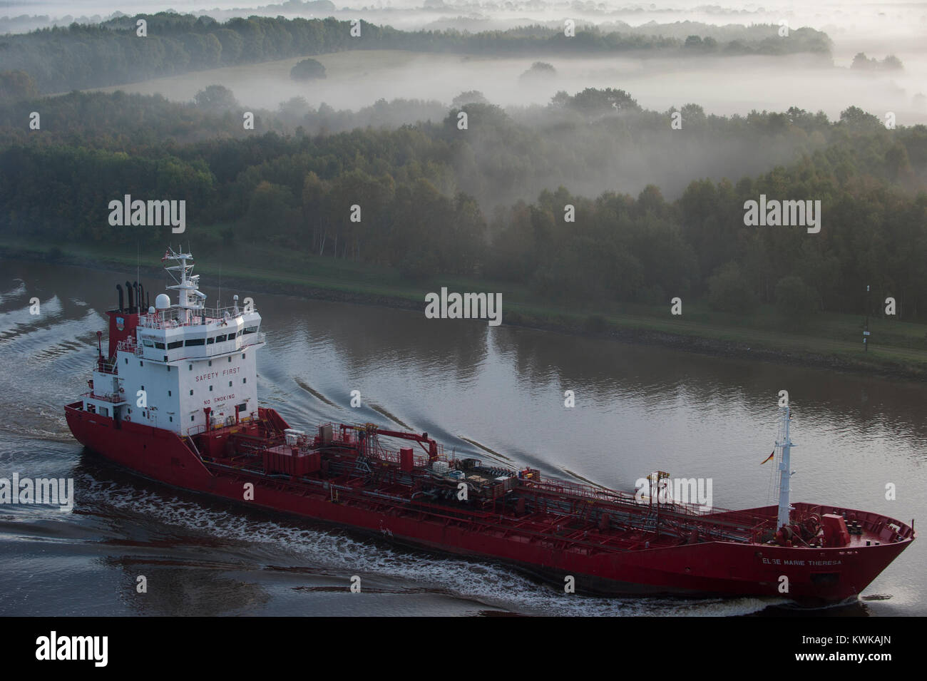 Allemagne , navire-citerne dans le canal de Kiel allant de la mer du Nord à la mer Baltique Banque D'Images