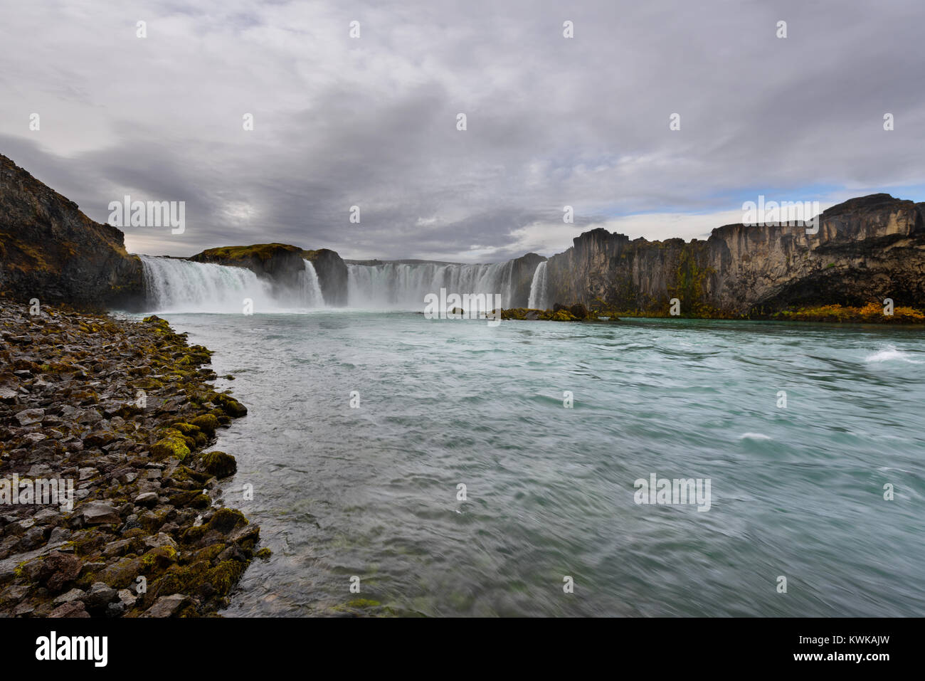 Godafoss, cascade des dieux, est l'une des chutes les plus spectaculaires d'Islande. Magnifique paysage au lever du soleil. Attraction touristique populaire. Unusu Banque D'Images