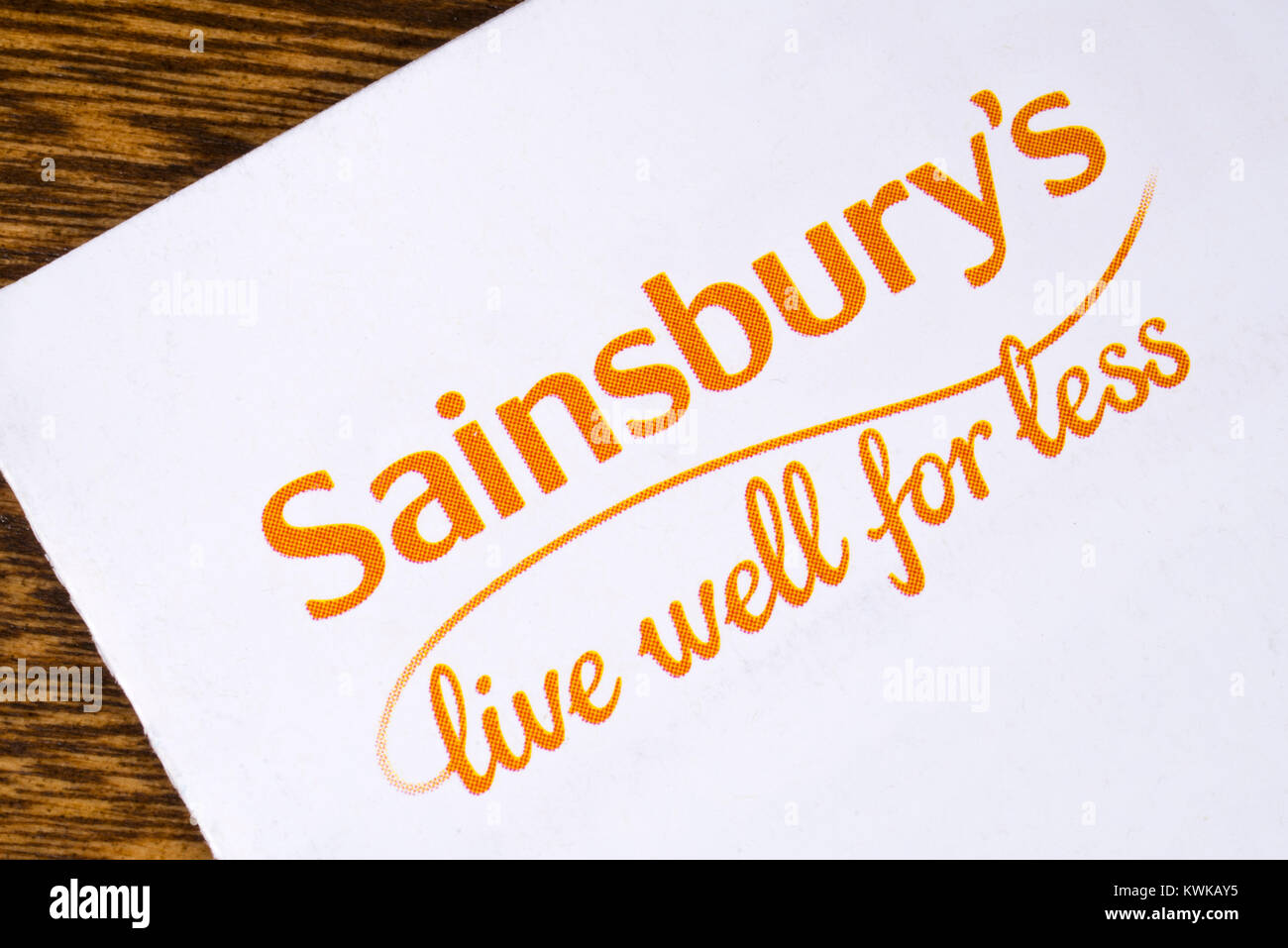 Londres, Royaume-Uni - 18 décembre 2017 : Le logo Sainsburys, représenté sur une plaquette de promotion, le 18 décembre 2017. Sainsburys est une chaîne de supermarchés Banque D'Images