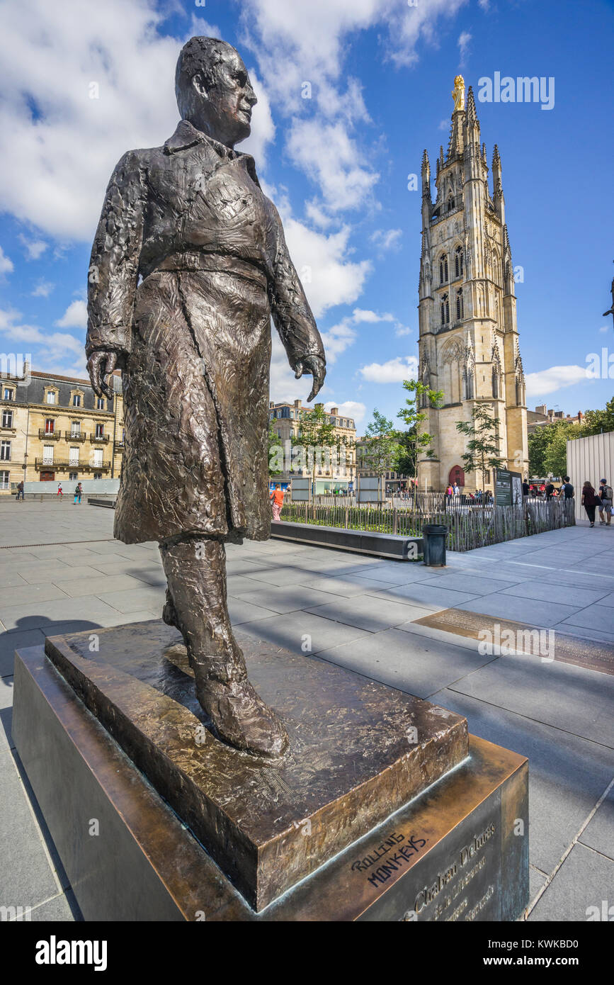 France, département de la Gironde, Bordeaux, Place Pey Berland, bronce statue de Jaques Chaban Delmes, ancien maire de Bordeaux et Premier Ministre de la France, Banque D'Images