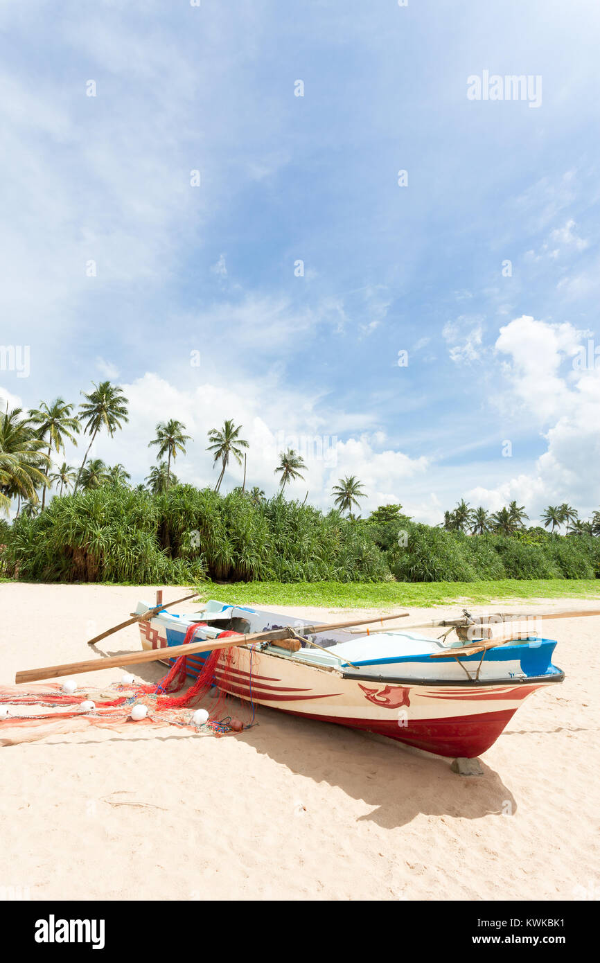 Asie - Sri Lanka - Ahungalla - un bateau de pêche en face de palmiers Banque D'Images