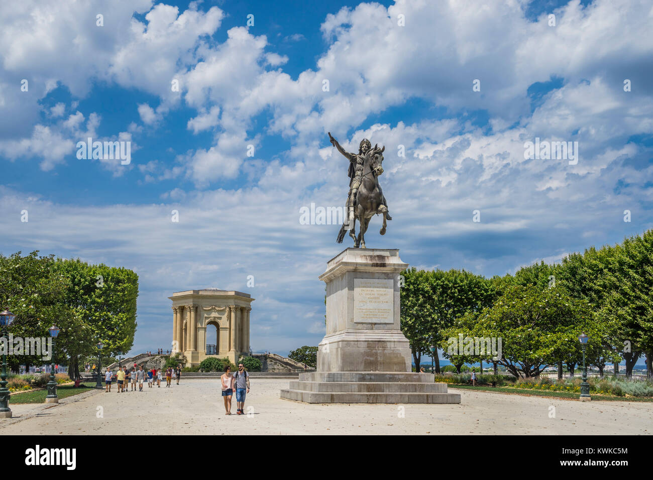 La France, l'Hérault, Montpellier, Esplanade du Peyrou le equstrian avec statue de Lois XIV et le château d'eau monumental Banque D'Images