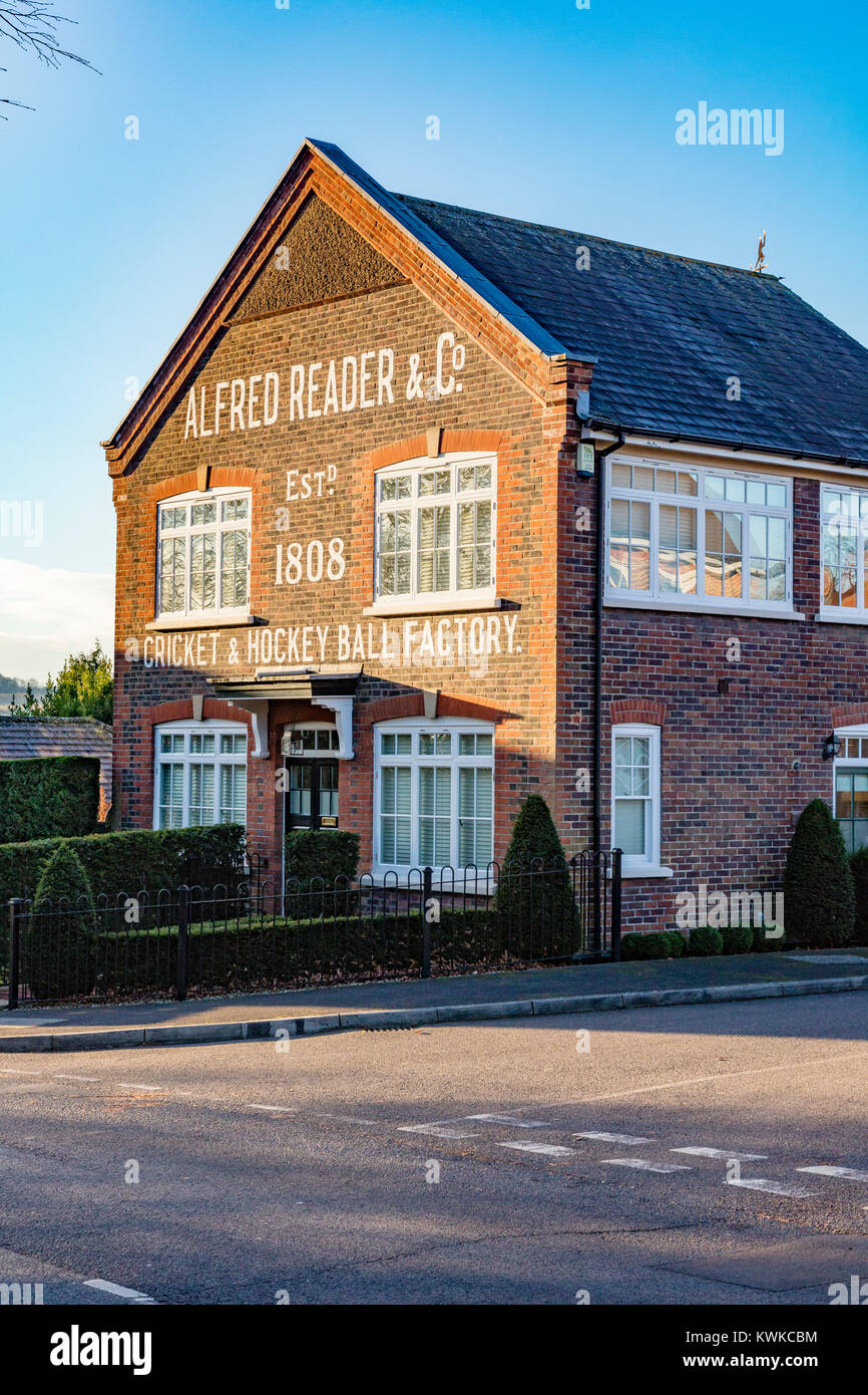 Le bâtiment de l'usine d'Alfred Reader and Co, maintenant le logement, une balle de hockey et de cricket, manugacturers Teston, Kent, UK Banque D'Images