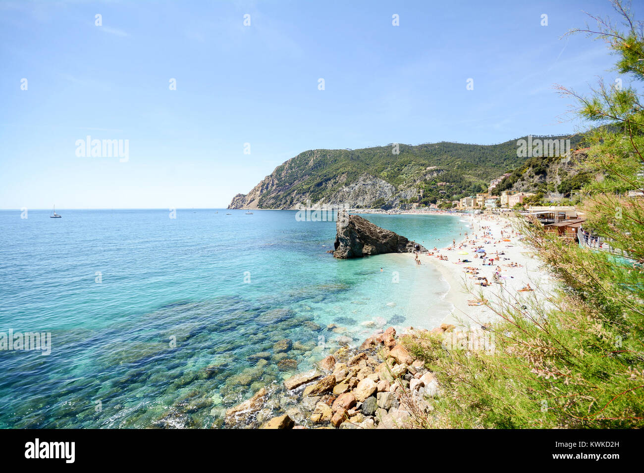 Cinque Terre : Vue de Monterosso al Mare plage depuis le sentier de randonnée de Vernazza au début de l'été, la Ligurie Italie Europe Banque D'Images