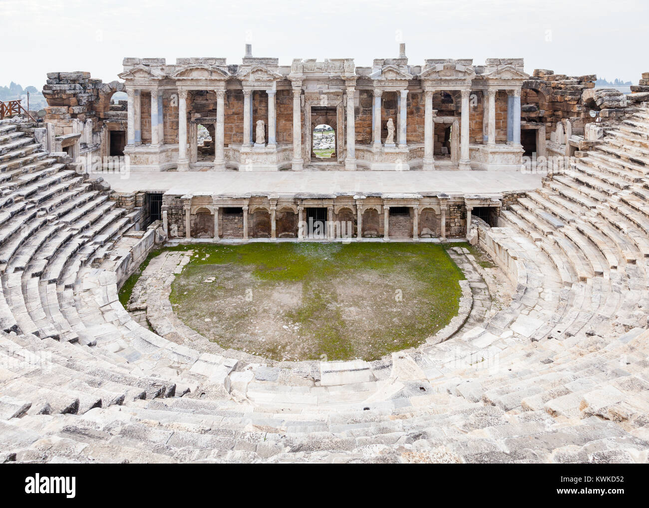 Hierapolis est une ancienne ville construite à côté hot springs en Turquie. Le théâtre a été construit au 2ème siècle AD et est un site du patrimoine mondial. Banque D'Images