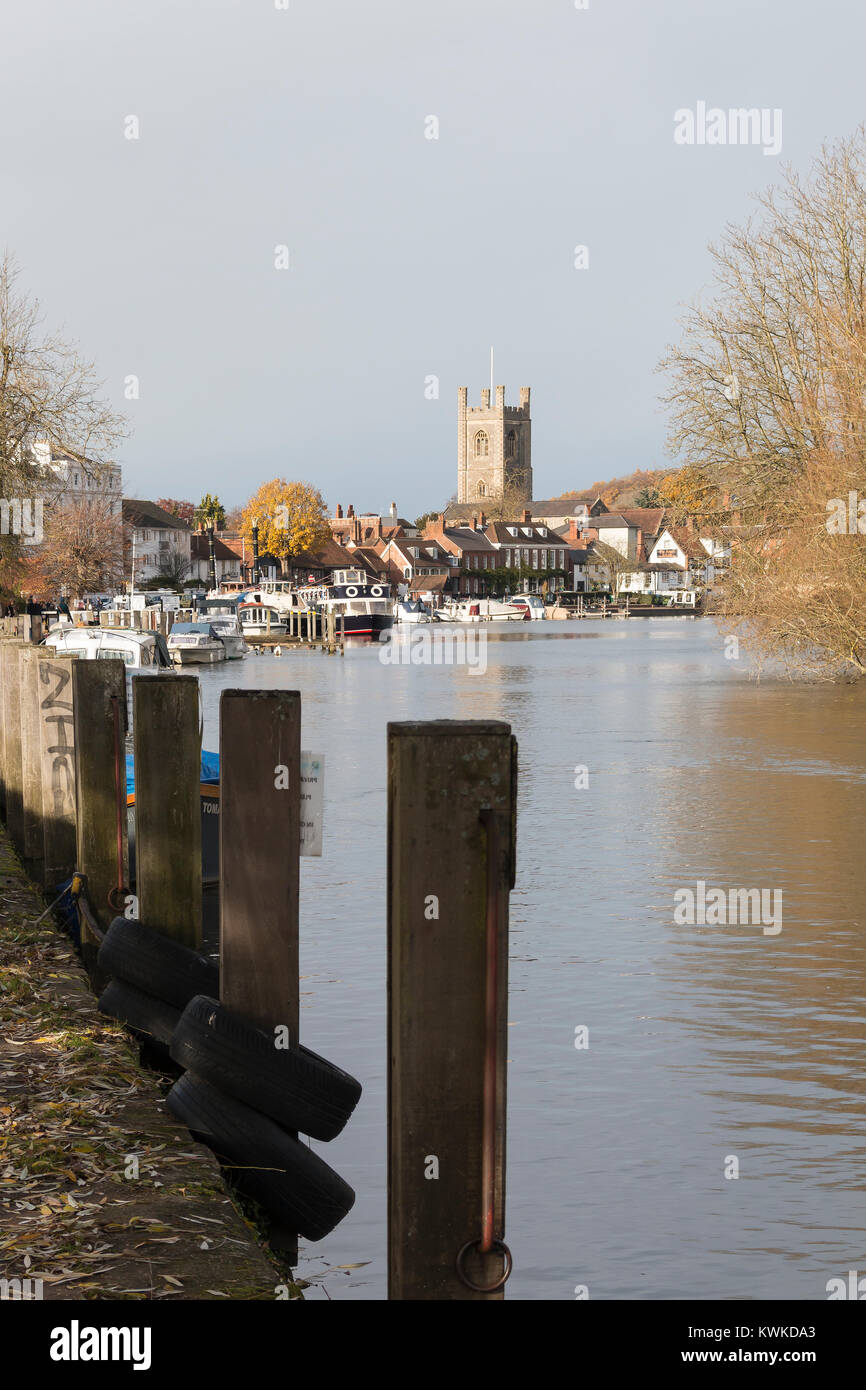 Une vue de Henley-on-Thames, Oxfordshire, England, UK prises à partir de la rivière sur une journée d'automne Banque D'Images
