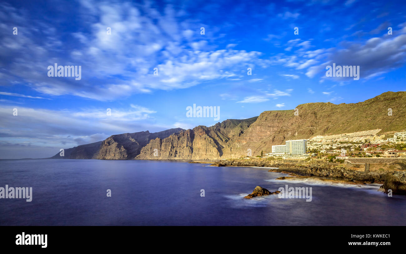 Acantilados de los Gigantes (falaises des Géants") sont des falaises verticales le long de la côte ouest de Tenerife. Ils sont verticaux murs atteint heights Banque D'Images