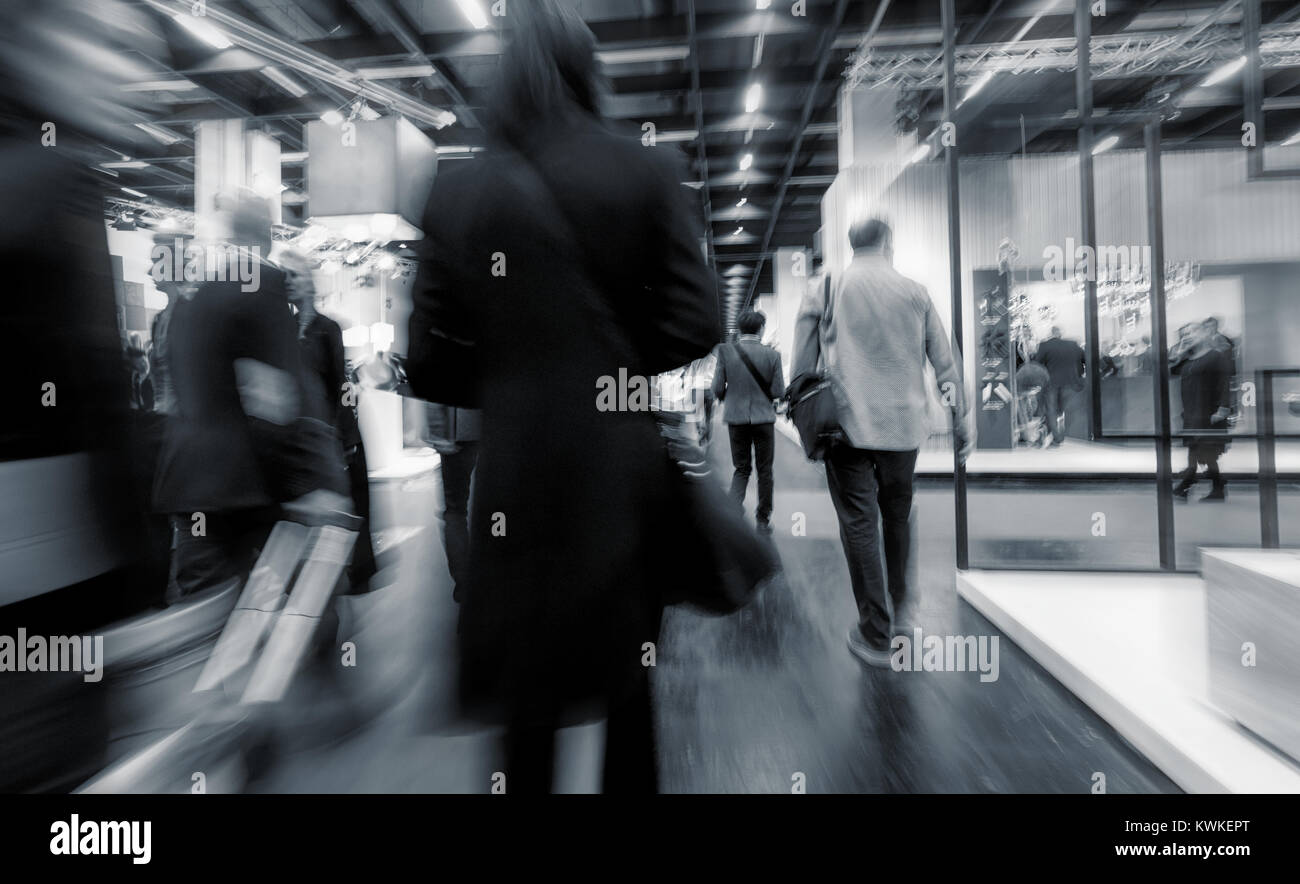 Business people walking entre stands, abrégé en effet zoom. Banque D'Images