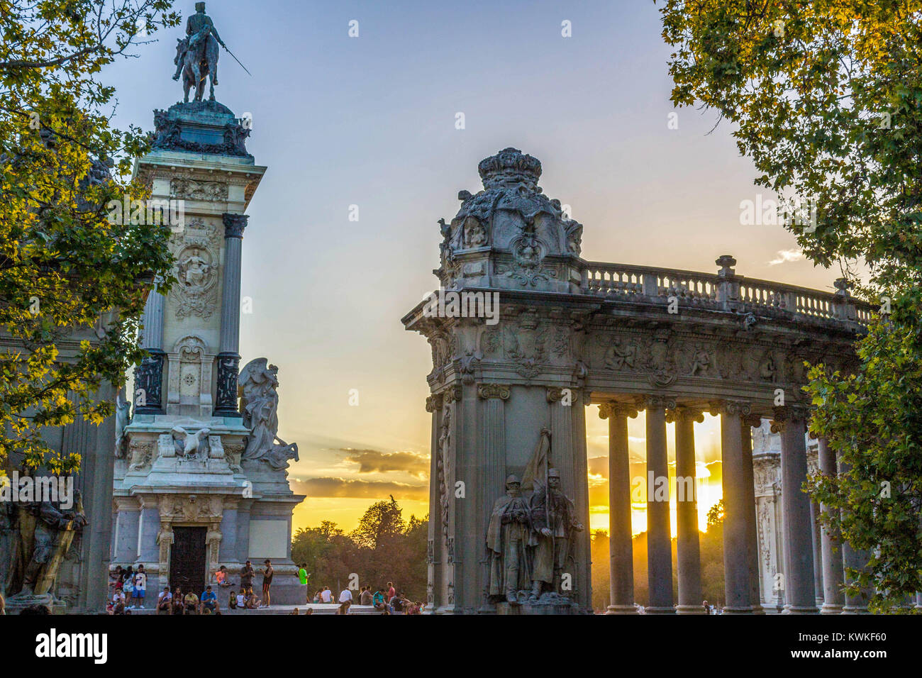 Coucher de soleil sur le lac du parc du Retiro à Madrid, Espagne Banque D'Images