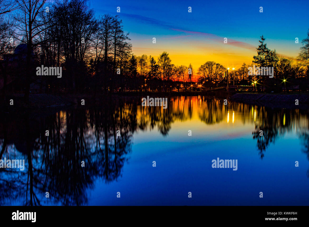 Magnifique coucher de soleil à partir de l'étrange ville tchèque appelé Ceske Budejovice , République Tchèque Banque D'Images