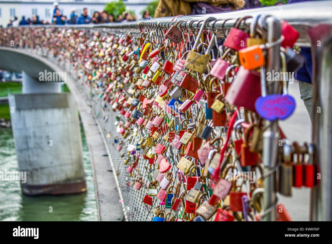 Cadenas d'amour symbolique à la grille fixe de pont Makartsteg , Salzbourg , Autriche Banque D'Images