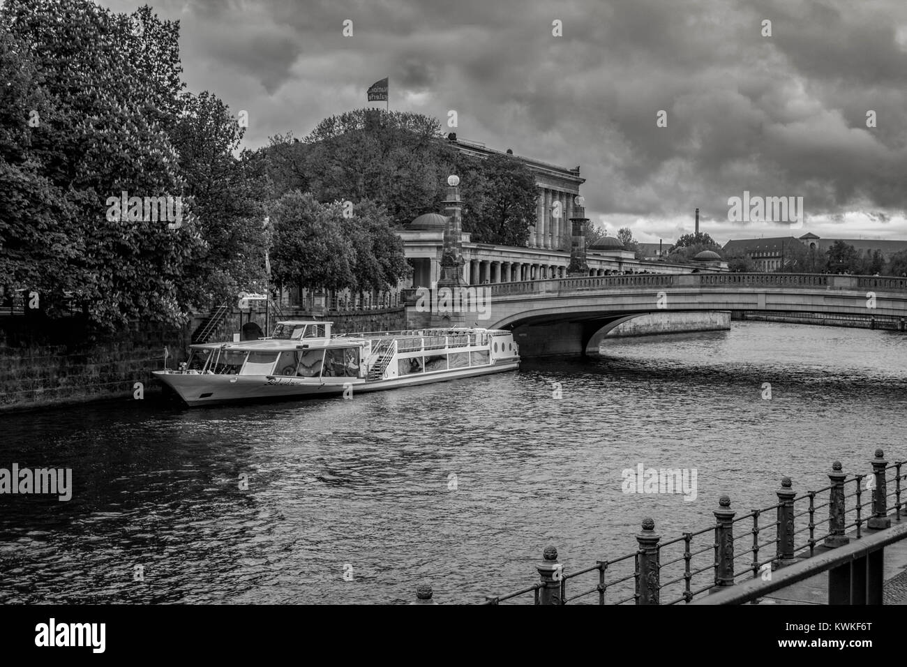 Tirer sur prises le long de la rivière Spree à côté de l'île des musées dans un très mauvais jours , Berlin , Allemagne Banque D'Images