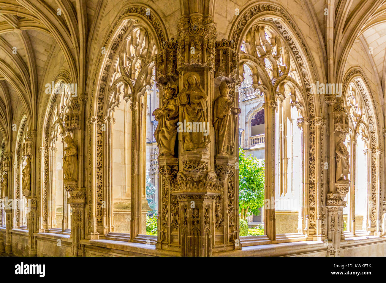 San Juan de lo Reyes Monastery fenêtres donnant sur sa cour, Tolède, Espagne Banque D'Images