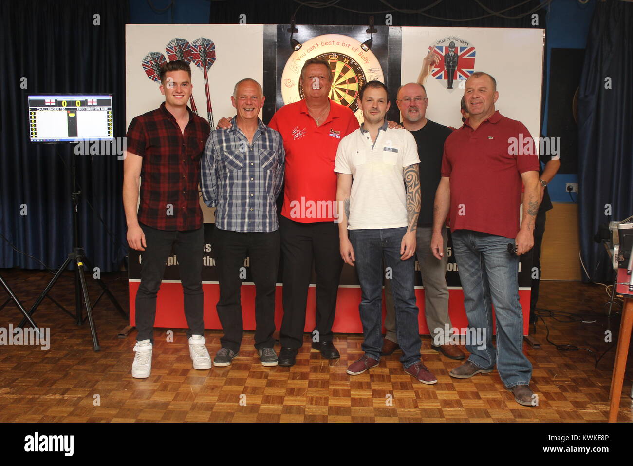 Les rusés Cockney - Eric Bristow fléchettes une Légende - J'ai eu la chance de capturer Eric avec ses fans à une vente de charité tout en travaillant pour un journal ! Banque D'Images