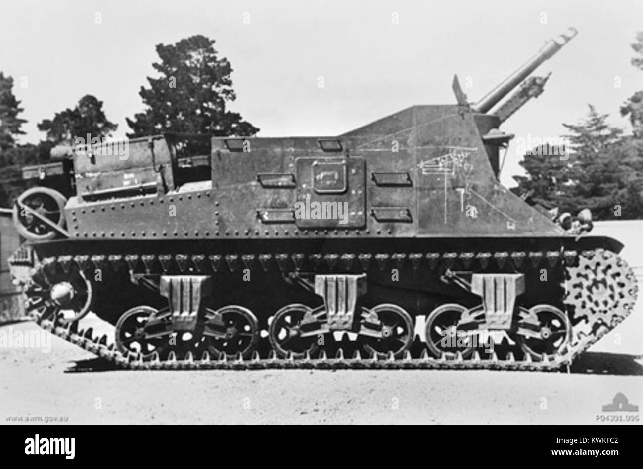 Un canon automoteur australien de la seconde Guerre mondiale connu sous le nom de Yeramba, combinant le châssis du char M3 Grant avec un canon de campagne de 25 livres, utilisé pour l'entraînement de l'artillerie militaire d'après-guerre. Banque D'Images