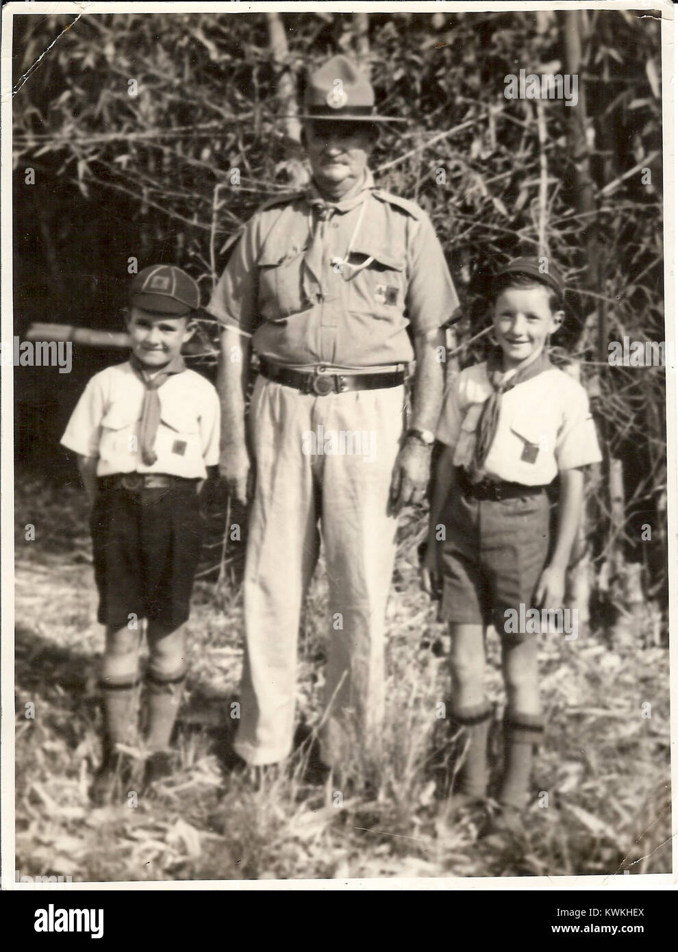 Une photographie montrant « Pop » W.R. Johnstone avec deux Cub Scouts, capturant un moment dans l'histoire du scoutisme des jeunes et les traditions de mentorat de l'organisation. Banque D'Images