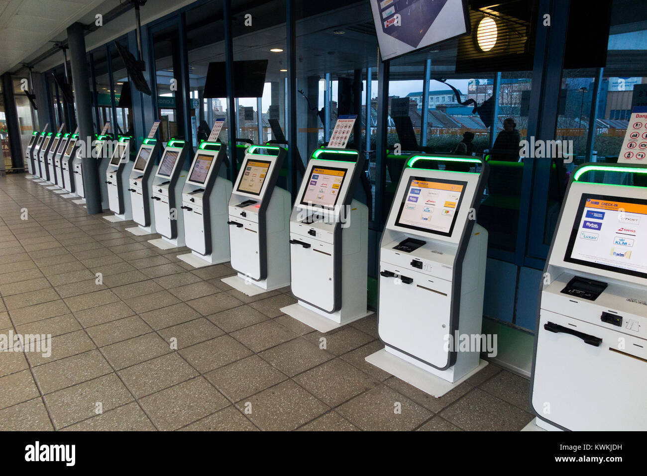 Self service / enregistrement des passagers dans les machines automatiques à l'aéroport de London City. Londres. UK. (93) Banque D'Images