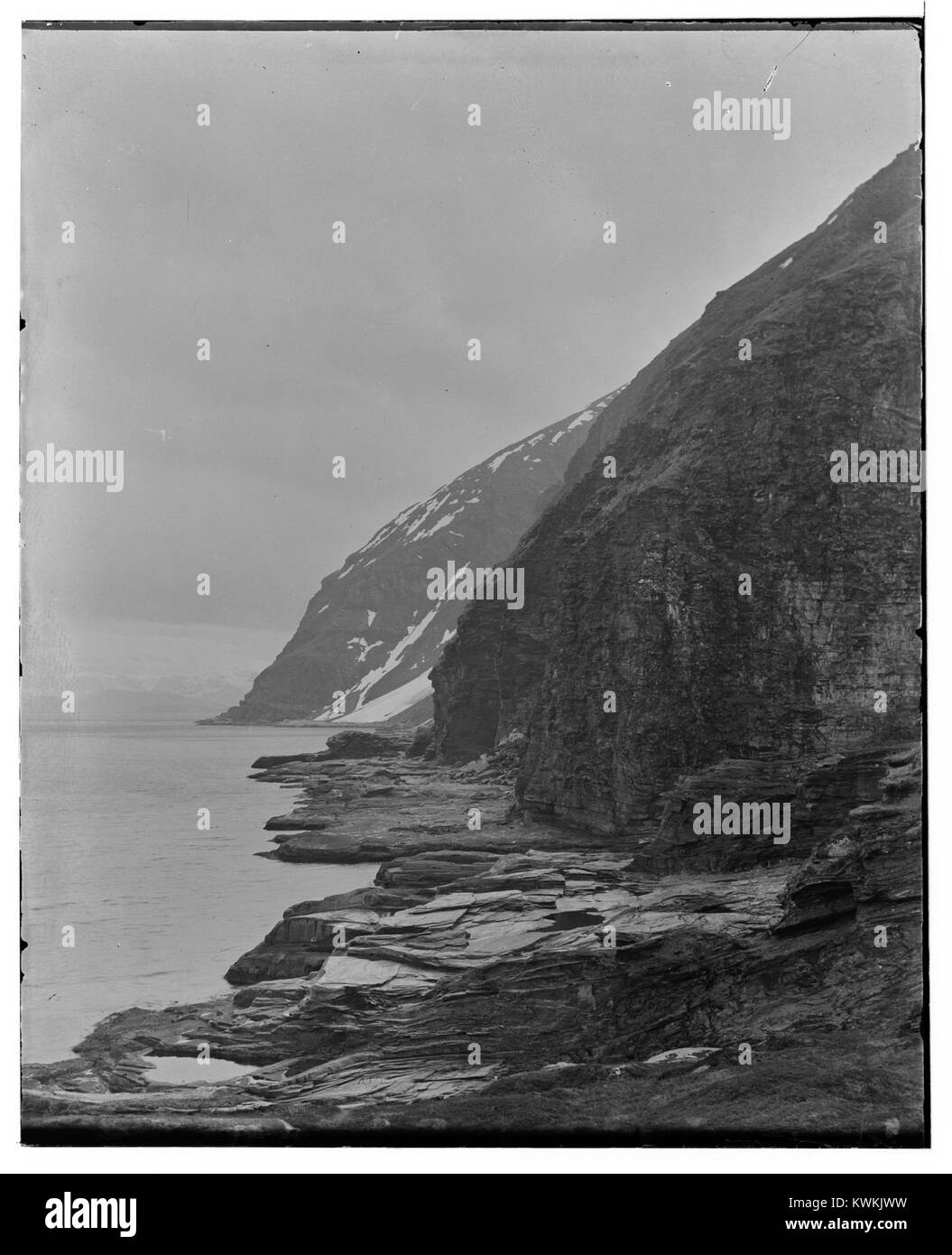 Photographie historique d'Ytterside, Lógó et Slufsen dans le comté de Tromsø, en Norvège, représentant des paysages côtiers et des établissements ruraux norvégiens traditionnels. Banque D'Images