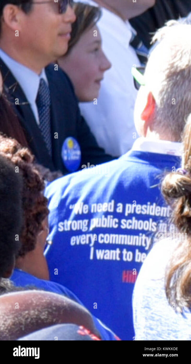 La personnalité politique AMÉRICAINE Hillary Clinton a déclaré : « nous avons besoin d’un président qui luttera pour des écoles publiques fortes dans chaque code postal et dans chaque communauté à travers le pays. Je veux être ce président. » La citation met en évidence son accent sur la politique d'éducation lors d'une campagne présidentielle. Banque D'Images