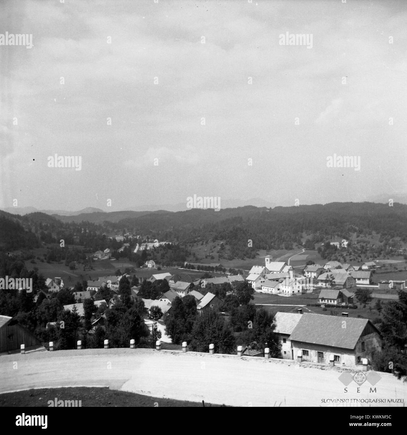 Une photographie de 1959 montrant une vue panoramique depuis Crni Vrh (pic noir) en Slovénie, montrant les villages environnants et le paysage naturel de la région. Banque D'Images