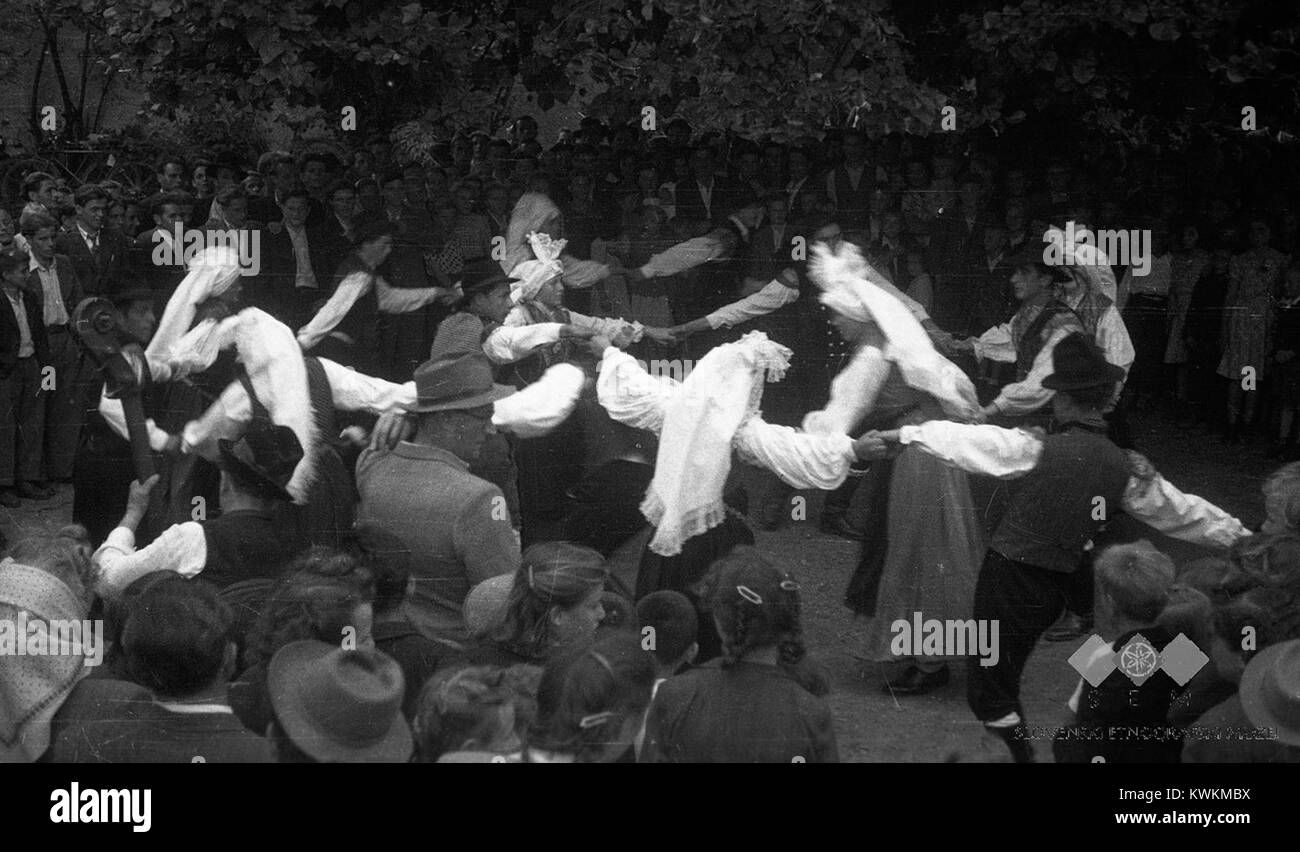 La photographie de 1950 intitulée « Žaklje šivajo » (sacs en cours de couture) montre des ouvriers coudre de grands sacs de jute ou de toile dans un cadre industriel ou agricole, illustrant les processus de production ou d’emballage d’après-guerre. Banque D'Images